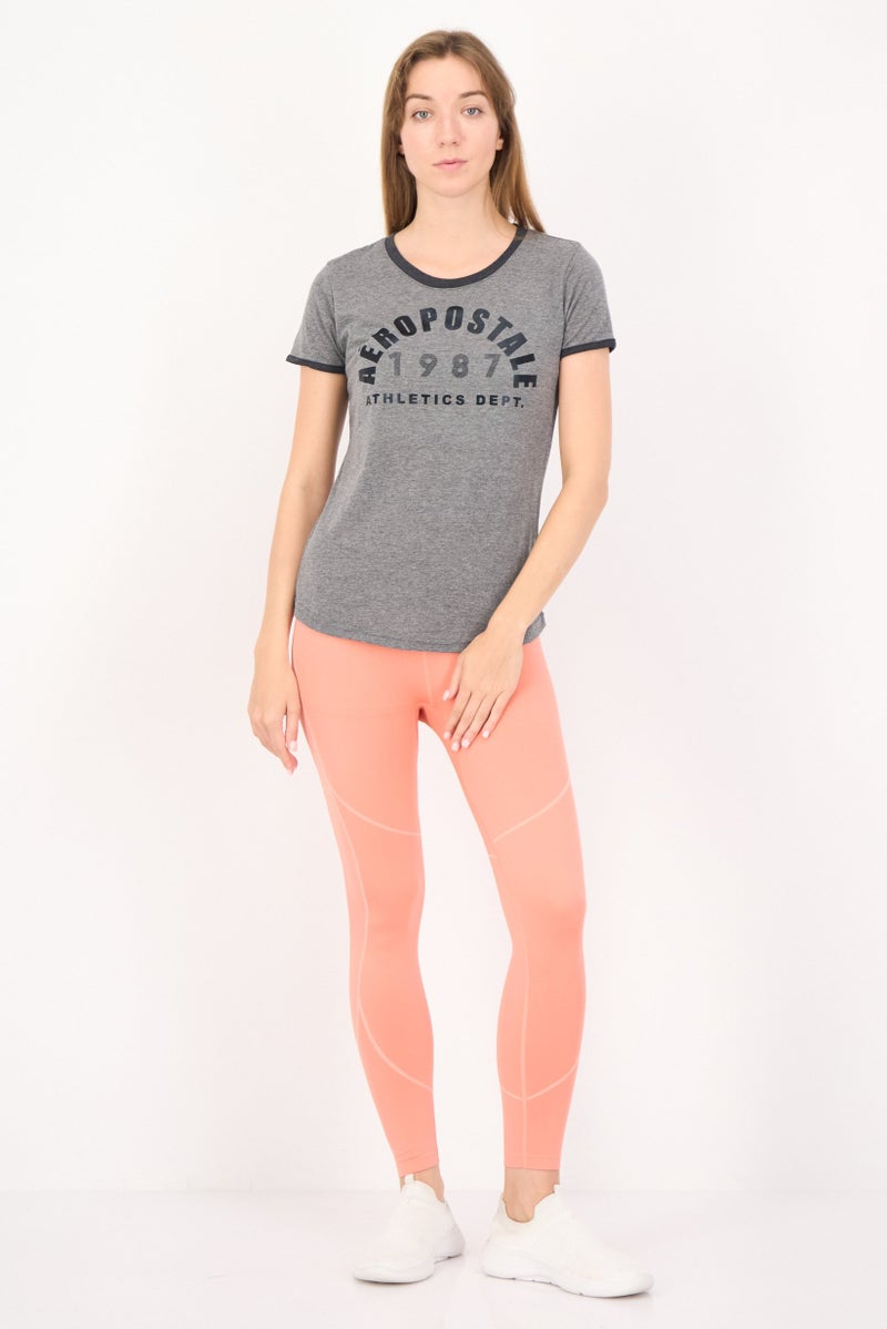 Aeropostale تي شيرت تدريب قصير الأكمام للنساء، رمادي مائل إلى البياض - Image 2